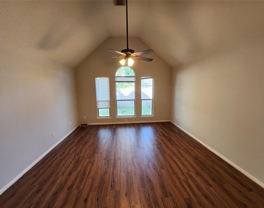 1011 Lexington Green Drive - Photo Thumbnail 11
