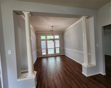 1011 Lexington Green Drive - Photo Thumbnail 6
