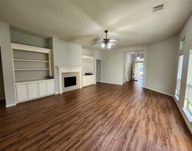 1011 Lexington Green Drive - Photo Thumbnail 2
