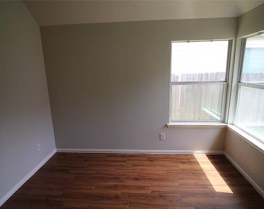 1011 Lexington Green Drive - Photo Thumbnail 16