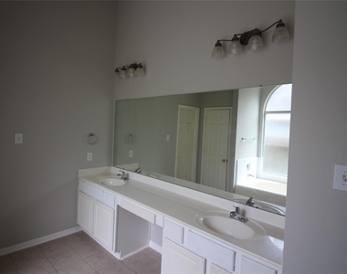 1011 Lexington Green Drive - Photo Thumbnail 20