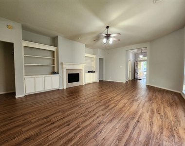 1011 Lexington Green Drive - Photo Thumbnail 4