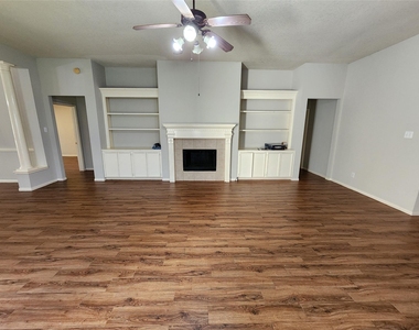 1011 Lexington Green Drive - Photo Thumbnail 3