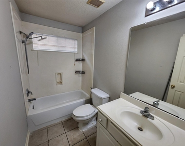 1011 Lexington Green Drive - Photo Thumbnail 21