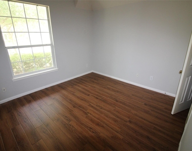 1011 Lexington Green Drive - Photo Thumbnail 14