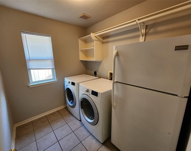 1011 Lexington Green Drive - Photo Thumbnail 17