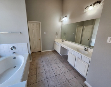 1011 Lexington Green Drive - Photo Thumbnail 27