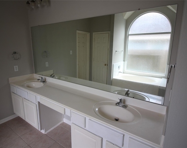 1011 Lexington Green Drive - Photo Thumbnail 18