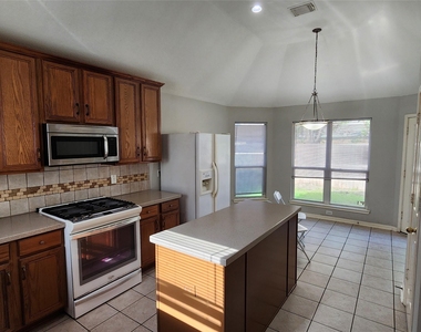 1011 Lexington Green Drive - Photo Thumbnail 23