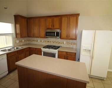 1011 Lexington Green Drive - Photo Thumbnail 7