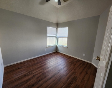 1011 Lexington Green Drive - Photo Thumbnail 29