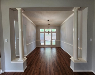 1011 Lexington Green Drive - Photo Thumbnail 5