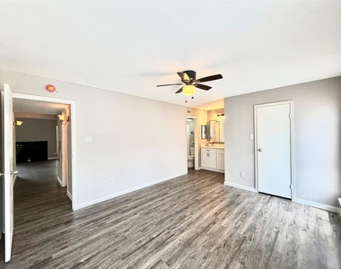 7200 W T C Jester Boulevard - Photo Thumbnail 9