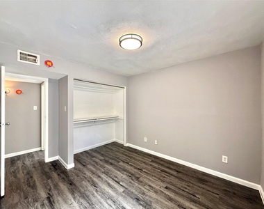 7200 W T C Jester Boulevard - Photo Thumbnail 14