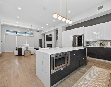607 Memorial Heights Drive - Photo Thumbnail 6