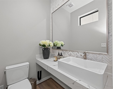 607 Memorial Heights Drive - Photo Thumbnail 10
