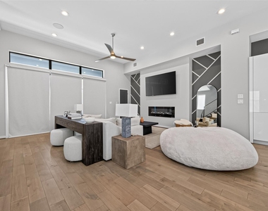 607 Memorial Heights Drive - Photo Thumbnail 4