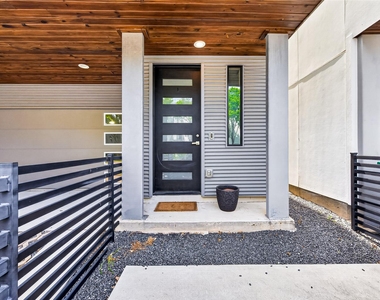 607 Memorial Heights Drive - Photo Thumbnail 3
