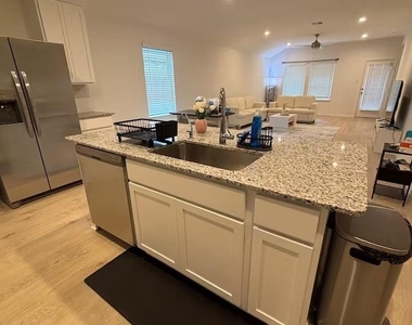 4915 Oakwood Drive - Photo Thumbnail 4