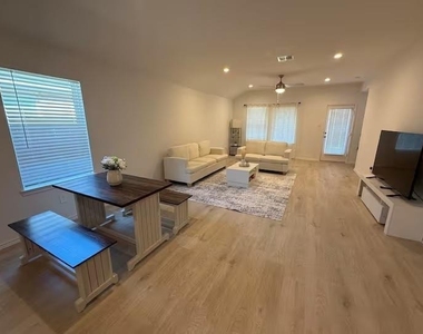 4915 Oakwood Drive - Photo Thumbnail 2