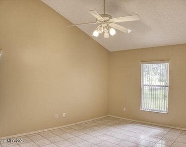 805 Crossbow Drive - Photo Thumbnail 9