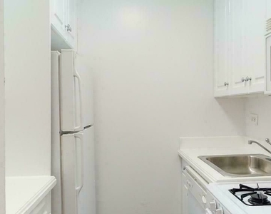 West 52nd Street - Photo Thumbnail 2