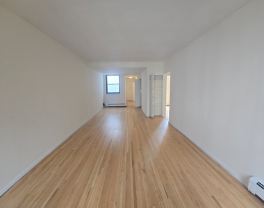 West 52nd St Between 8th/9th Avenues - Photo Thumbnail 6