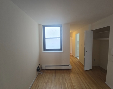 West 52nd St Between 8th/9th Avenues - Photo Thumbnail 7