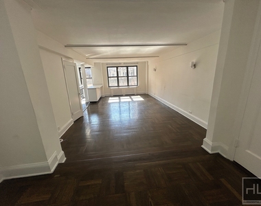 East 38 Street - Photo Thumbnail 4