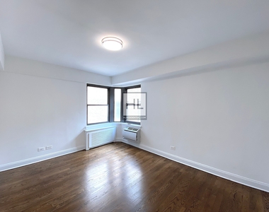 East 57th Street - Photo Thumbnail 4