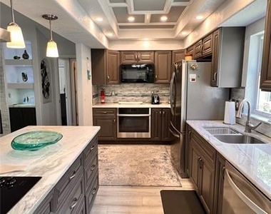 5556 Legend Hills Lane - Photo Thumbnail 10