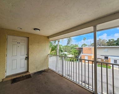 117 N Evergreen Avenue - Photo Thumbnail 2