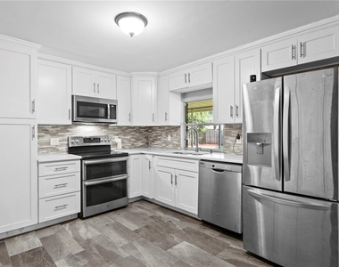 6928 Greenhill Place - Photo Thumbnail 7