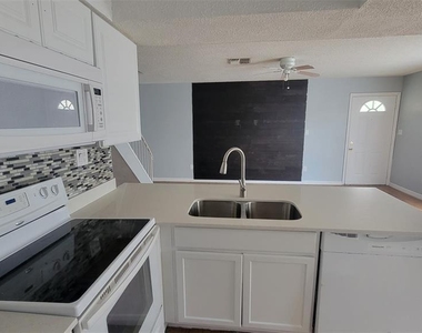 4410 Shadow Crest Place - Photo Thumbnail 3