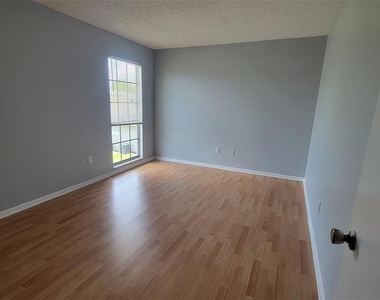 4410 Shadow Crest Place - Photo Thumbnail 7