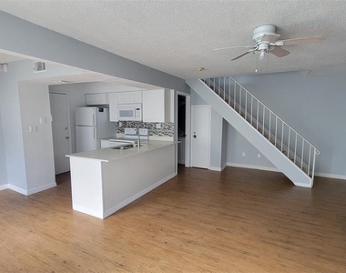 4410 Shadow Crest Place - Photo Thumbnail 2