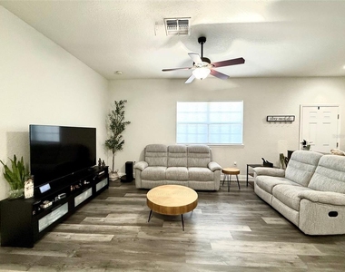 17411 Promenade Drive - Photo Thumbnail 4