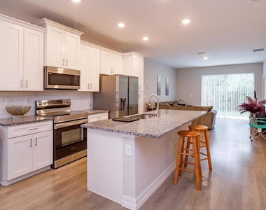 884 Klondike Street - Photo Thumbnail 4