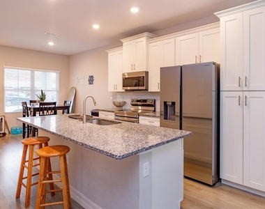 884 Klondike Street - Photo Thumbnail 8