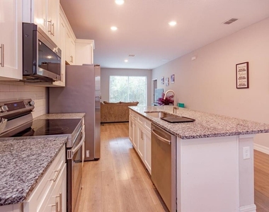 884 Klondike Street - Photo Thumbnail 6
