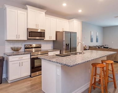 884 Klondike Street - Photo Thumbnail 5