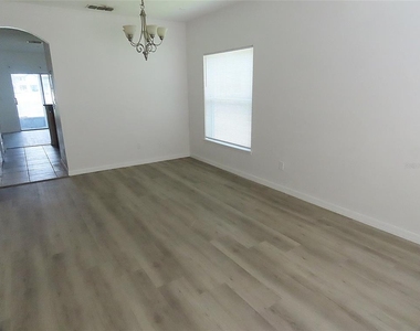 427 Wilton Circle - Photo Thumbnail 2