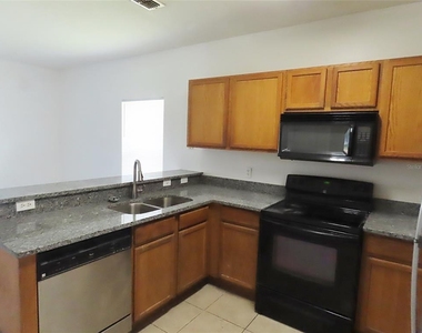 427 Wilton Circle - Photo Thumbnail 4