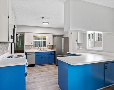 5318 17th Street W - Photo Thumbnail 5