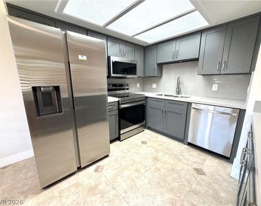 920 Rockview Drive - Photo Thumbnail 5