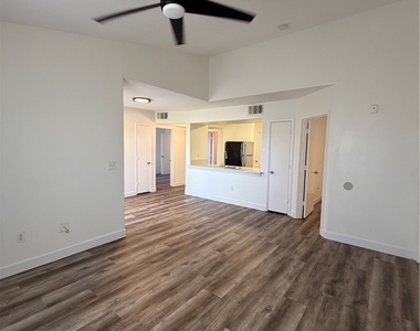 7255 W Sunset Road - Photo Thumbnail 4