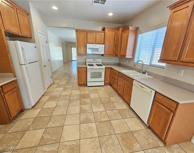 5958 Saddle Horse Avenue - Photo Thumbnail 5