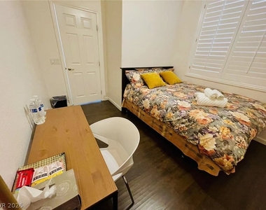 315 Carlisle Crossing Street - Photo Thumbnail 10
