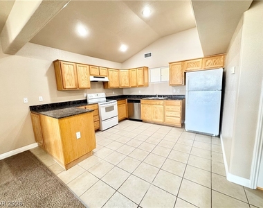 1731 Pershing Avenue - Photo Thumbnail 4