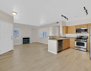 251 S Green Valley Parkway - Photo Thumbnail 27